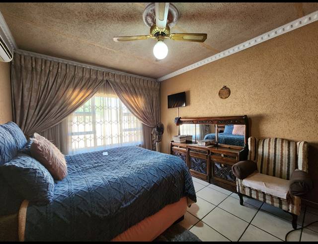 4 BEDROOM HOUSE FOR SALE IN VEREENIGING CENTRAL